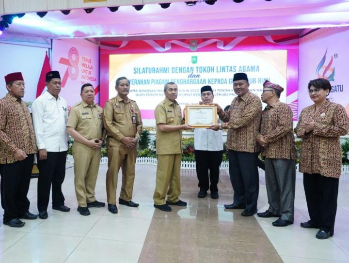 Gubri Syamsuar Raih Penghargaan Tokoh Kerukunan Nasional dari FKUB Riau